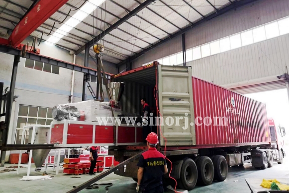 大家早安，新的一天，裝柜開(kāi)始！越南墻板線條設(shè)備2個(gè)柜開(kāi)始啦！ ?Morning. Vietnam PVC wall panel production lines starts loading.