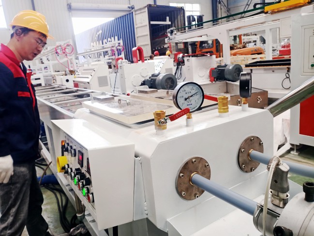 一出二pvc穿線管生產線試機與pvc仿大理石板生產線裝柜發貨同時進行中。。。。。。