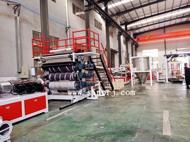 大理石板設(shè)備墻板設(shè)備裝柜進(jìn)行中，扣板生產(chǎn)線試機(jī)進(jìn)行時(shí)